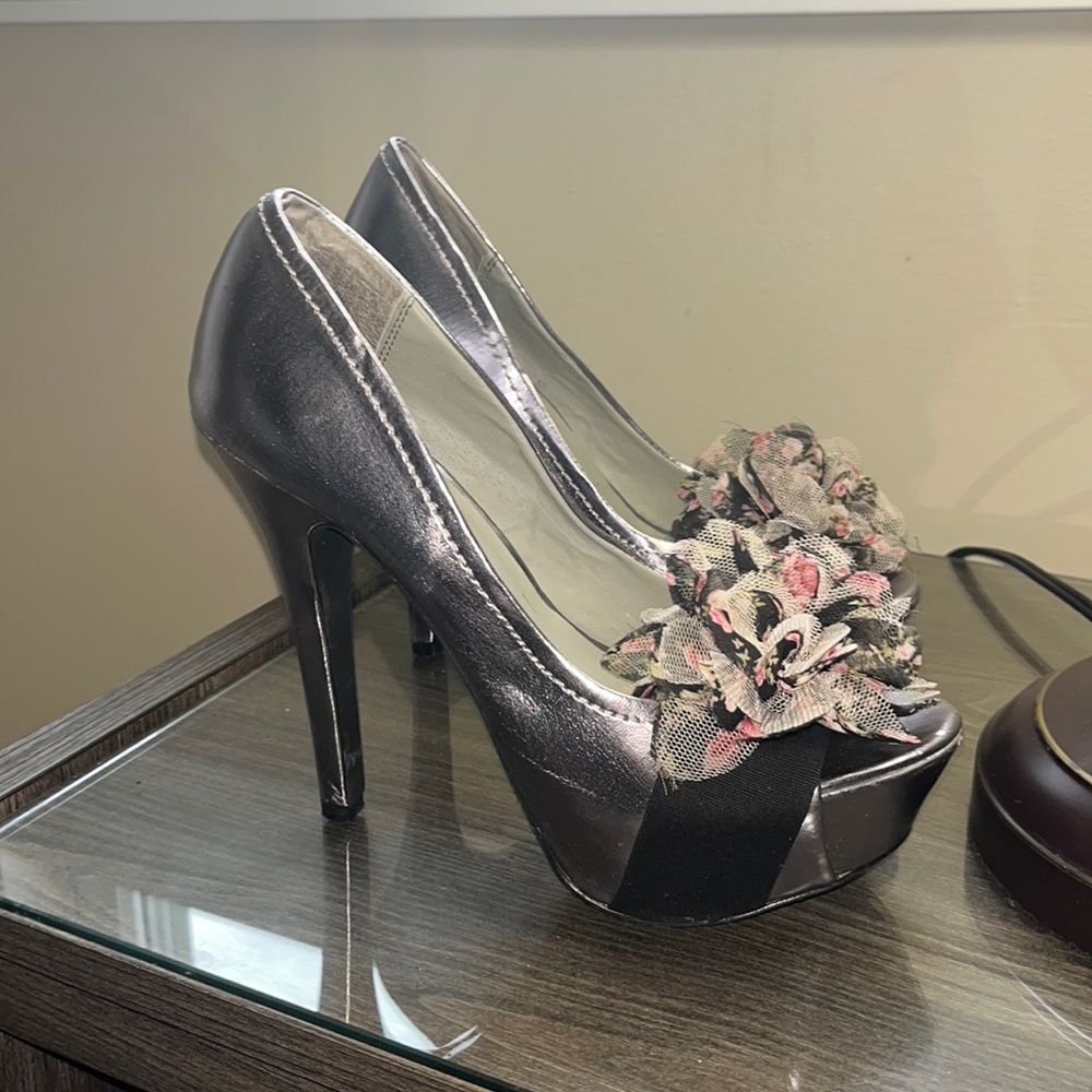 Adorable Silver and black High heal with flower Ladies Size 9
